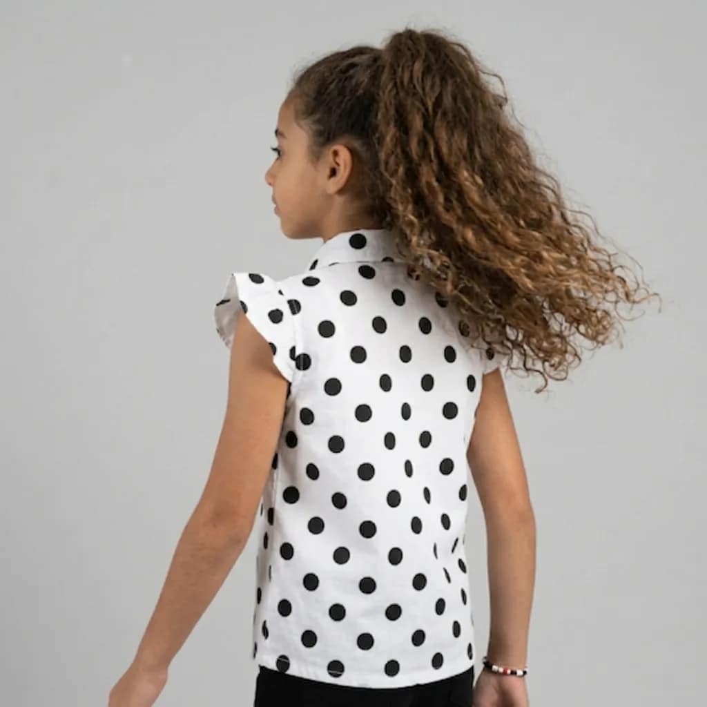 Gemini_Generated_Image_ Chemise fille à pois élégante et moderne, manches longues, col classique, tissu léger, idéale pour occasions spéciales.