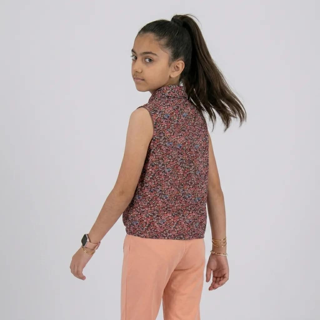 Chemise sans manches fille en fil de coton, couleur pastel, idéale pour l'été, élégante et confortable.