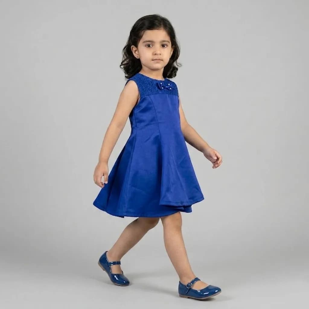Robe satinée bleue à dentelle pour fille, élégante et légère, idéale pour des occasions festives et habillées.