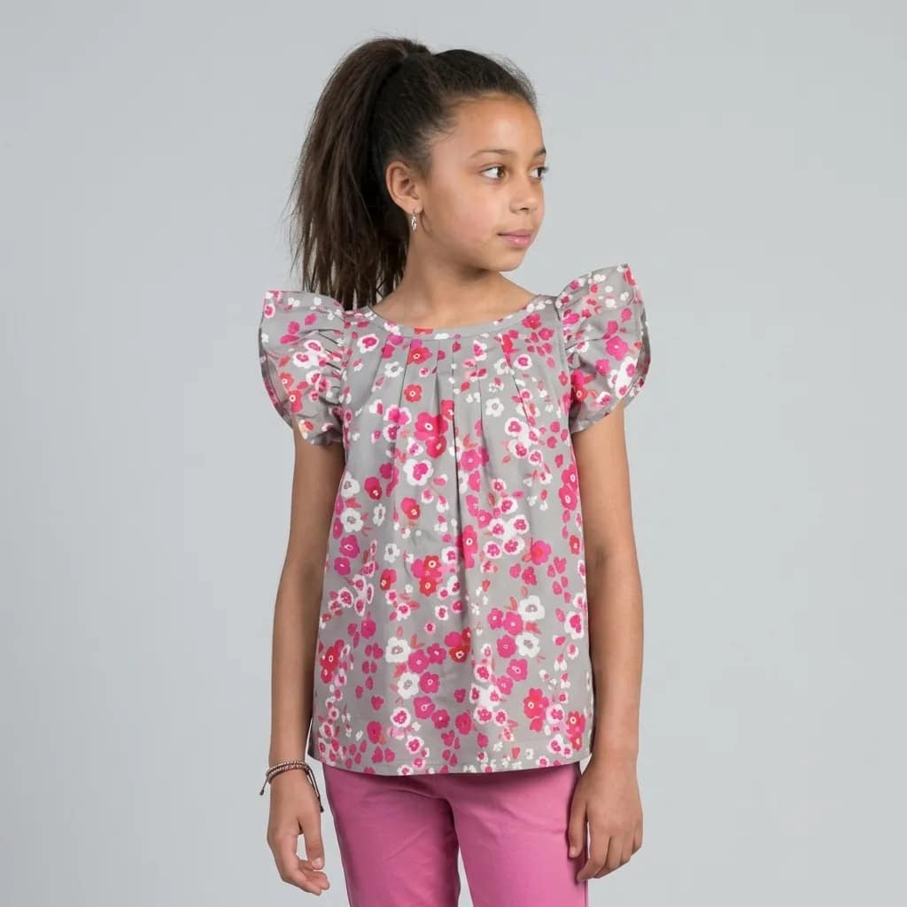 tunique fleuri1 Top fille à manches papillon fleuri, design floral coloré, coupe ample, idéal pour tenues estivales enfants.
