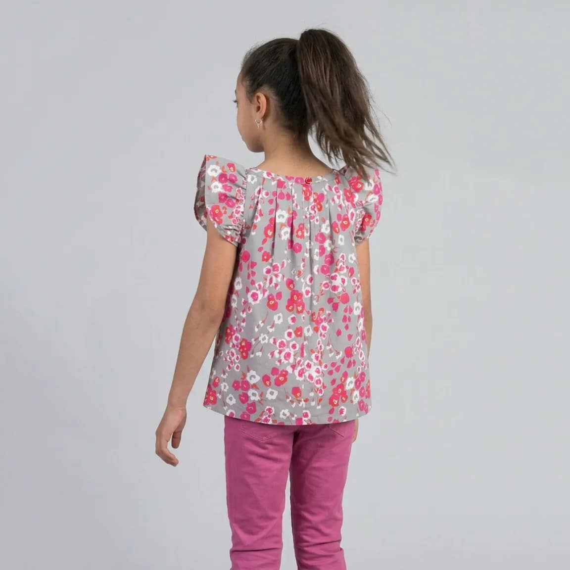 tunique fleuri2 Top fille à manches papillon fleuri, motif floral coloré, coupe ample, idéal pour tenues estivales enfantines