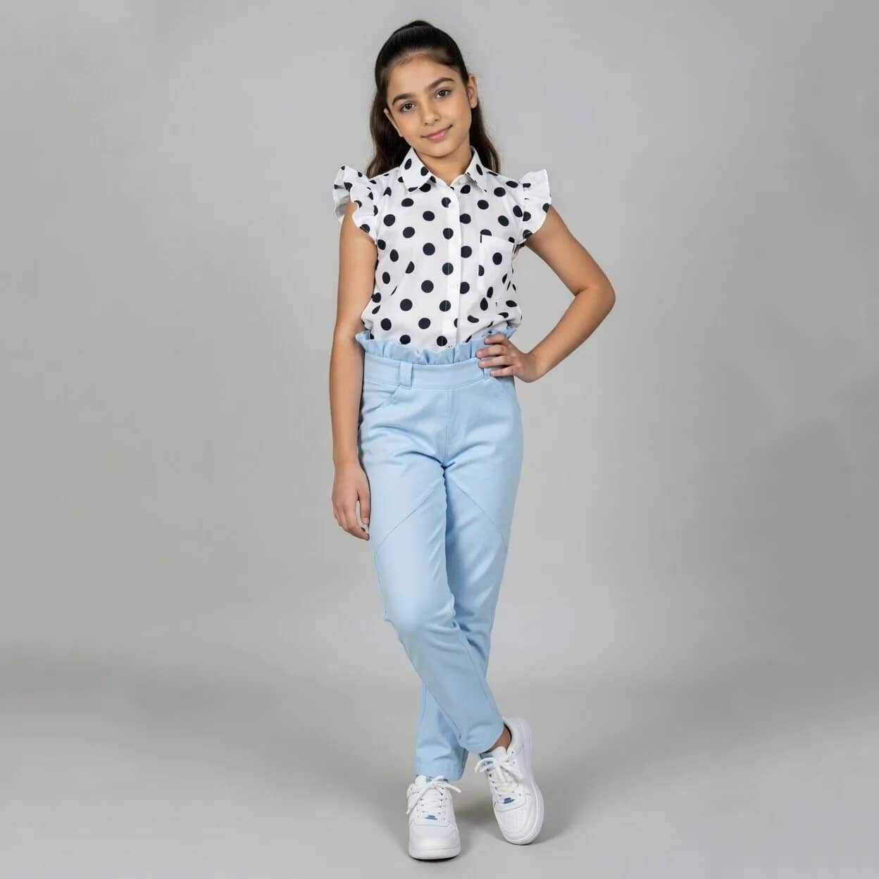 pantalon bleu ciel AUTO-DRAFT véhicule moderne avec design aérodynamique, jantes en alliage et phares LED sur fond neutre.