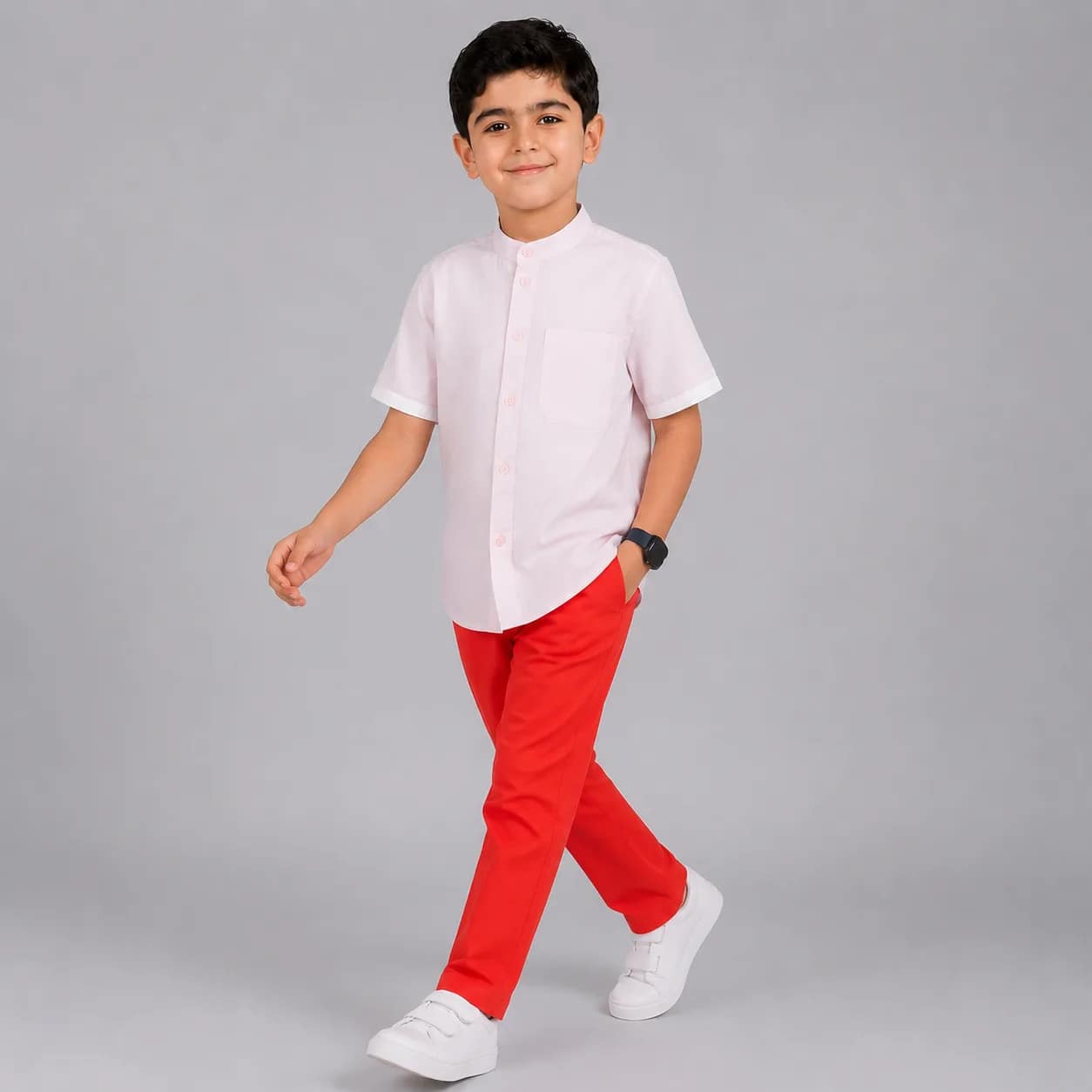 Pantalon rouge garçon style moderne, coupe ajustée, tissu confortable, idéal pour tenues décontractées enfants