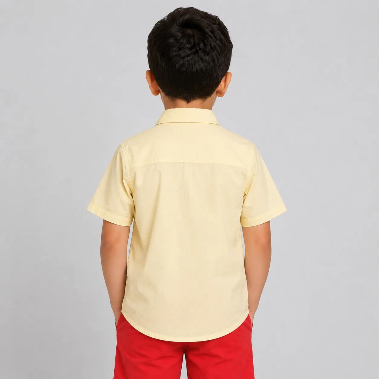 chemise beige1 قميص بيج للصبي en coton léger avec boutons, manches longues, col classique, idéal pour occasions décontractées.