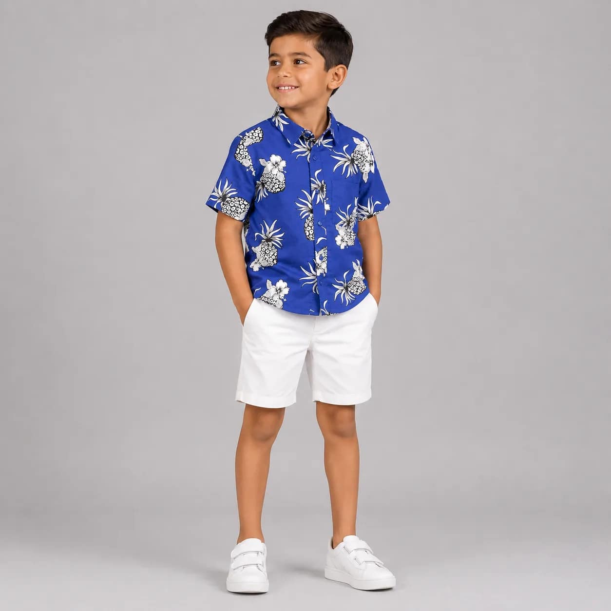 chemise hawaî4 قميص ولد أناناس أزرق استوائي à motifs d'ananas verts, manches courtes, col à boutons, style décontracté.