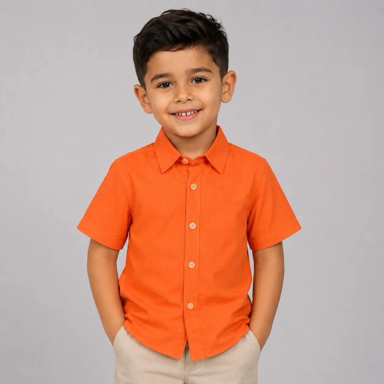 Chemise garçon orange col contrasté, manches longues, adaptée pour occasions décontractées ou habillées.