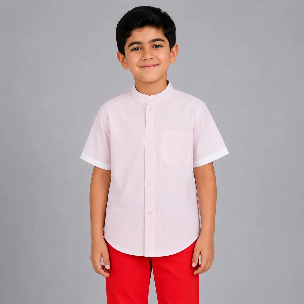 Chemise garçon raillé rose en coton, col mao, manches courtes, élégante et confortable pour occasions décontractées