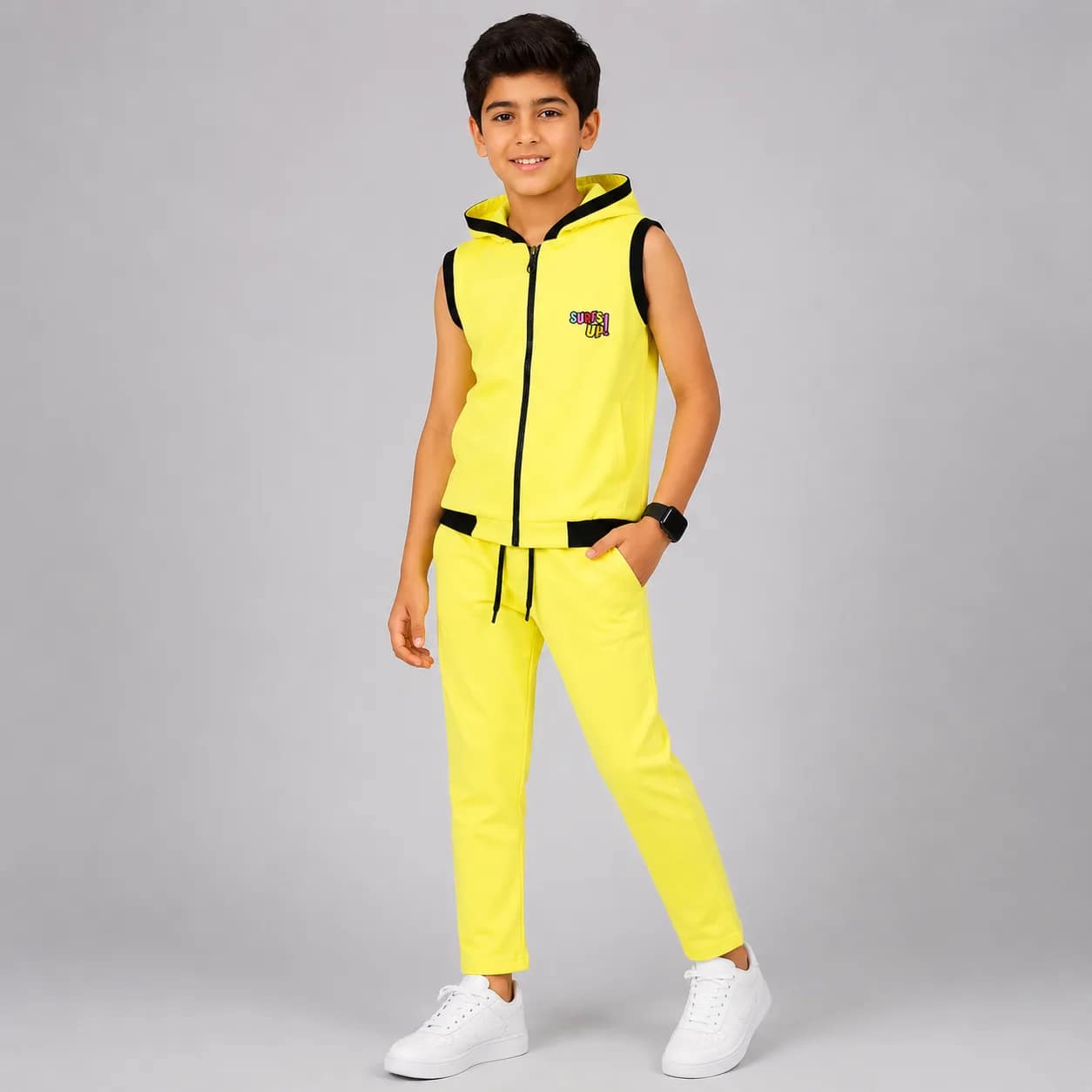 ensemble jaune Ensemble jaune garçon tendance et confortable avec t-shirt et short, idéal pour activités quotidiennes et style moderne.