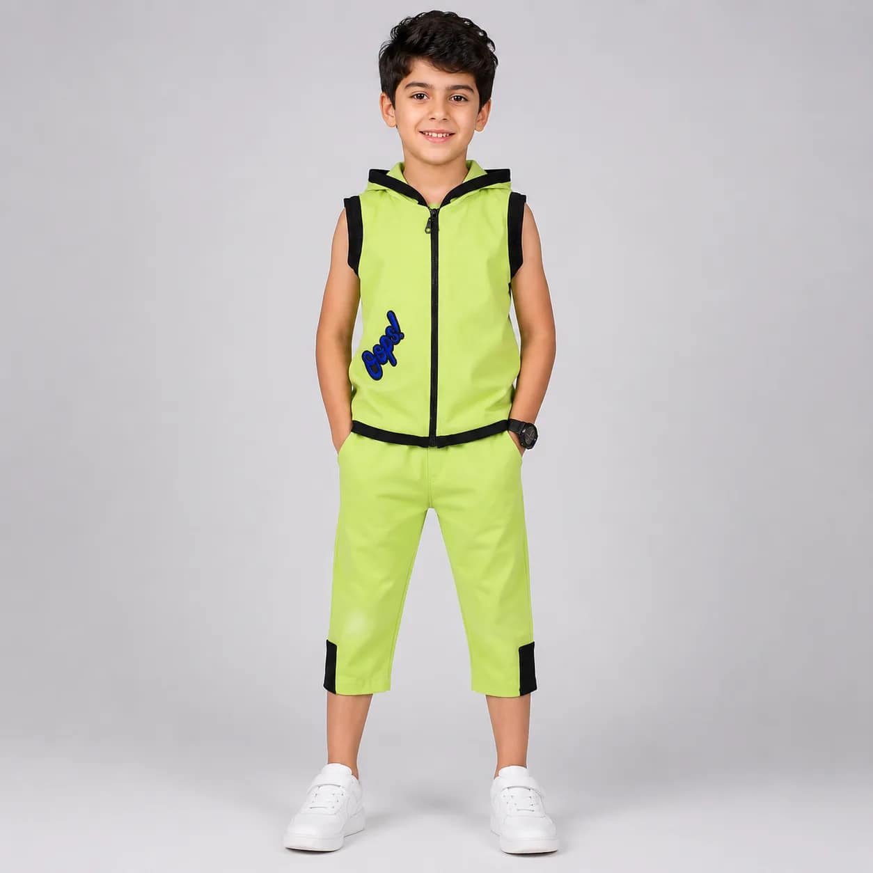 ensemble pistache Ensemble garçon vert fluo tendance, avec t-shirt et short, parfait pour un look moderne et dynamique.