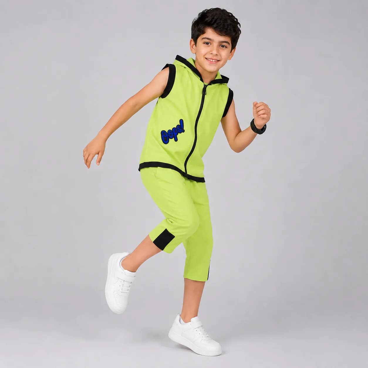 ensemble pistache1 Ensemble garçon vert fluo tendance avec t-shirt et short, design moderne, idéal pour un style audacieux.