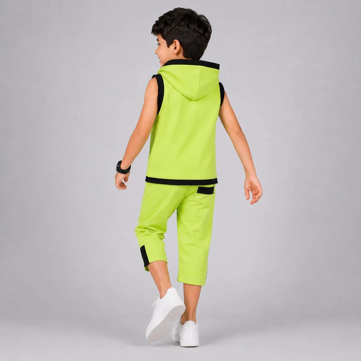ensemble pistache2 Ensemble garçon vert fluo tendance, vêtements modernes pour enfant, idéal pour look vibrant et coloré.