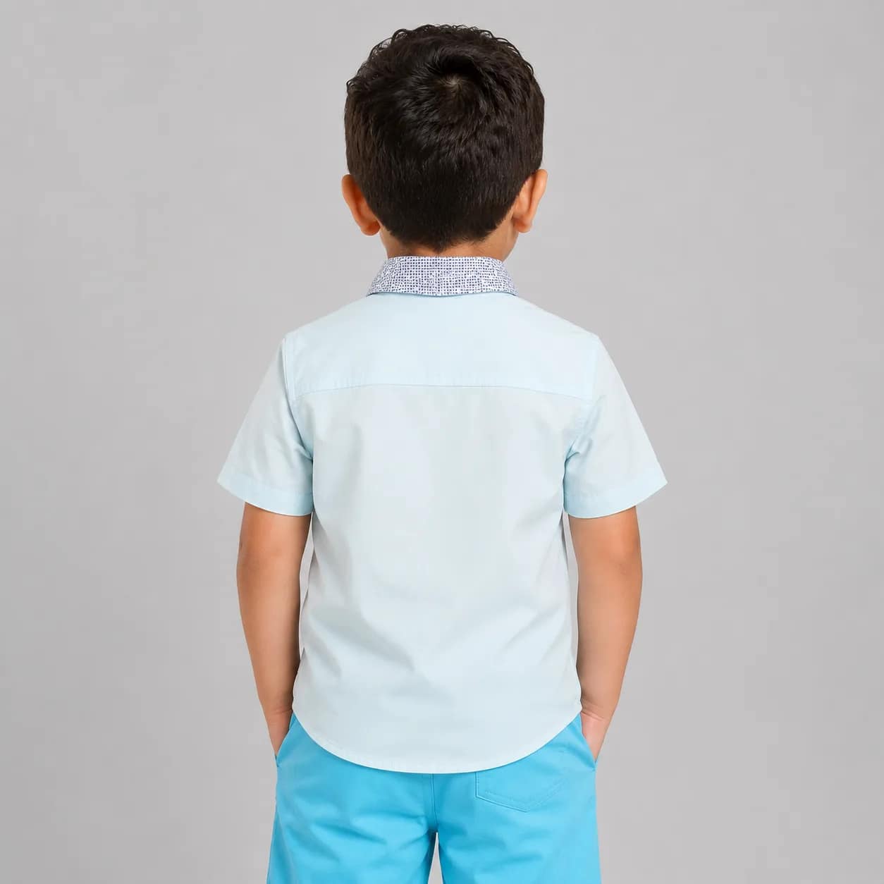 قميص ولد بياقة متباينة باللون الأزرق الفاتح, manches longues, coupe classique, tissu léger