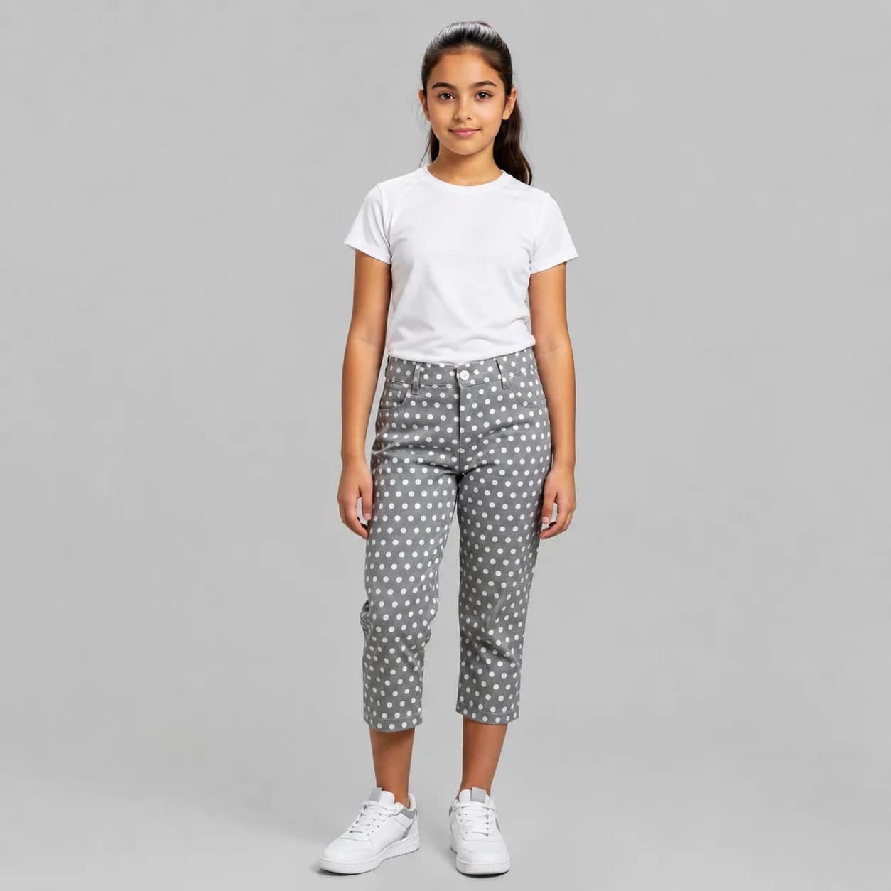 Pantalon fille à pois tendance et confortable, coupe ajustée, tissu doux, idéal pour tenues décontractées enfants.
