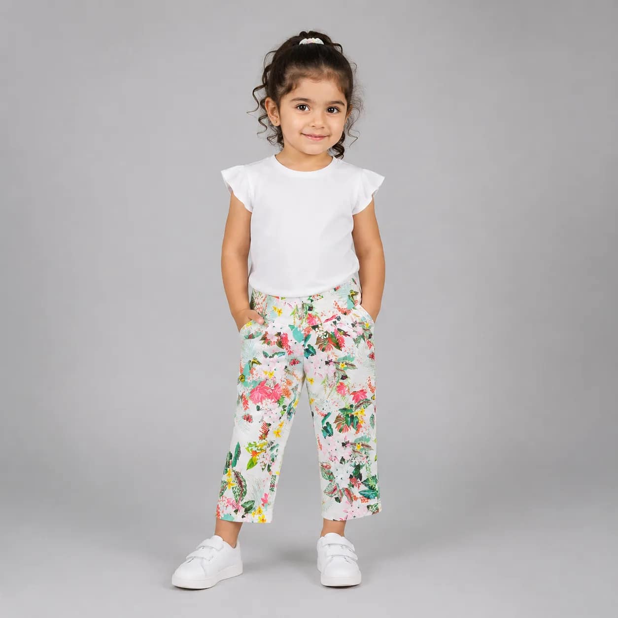 Pantalon denim fleuri pour fille tendance, motif floral coloré, coupe ajustée, idéal pour tenues décontractées et stylées