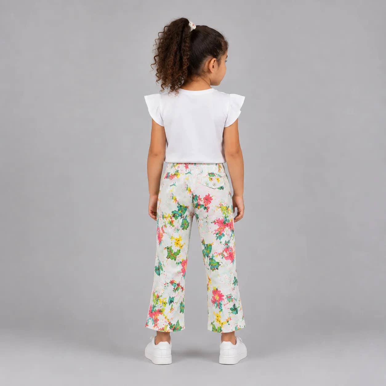 Pantalon denim fleuri pour fille tendance avec motifs floraux colorés, coupe ajustée, idéal pour un look mode enfant