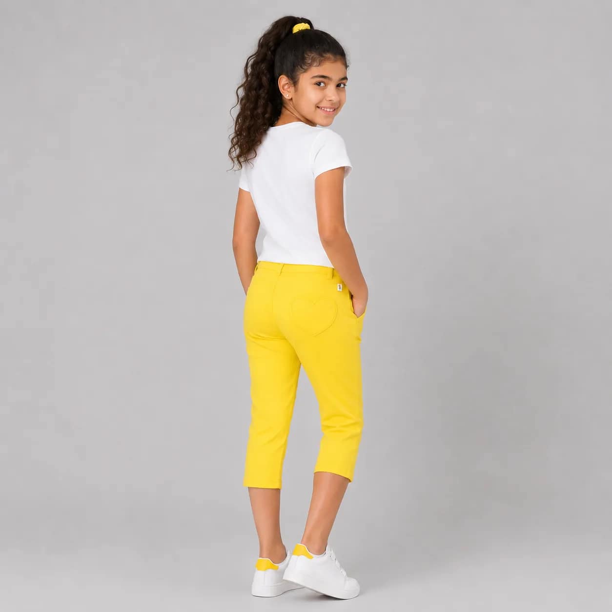 Pantalon jaune fille avec tee-shirt cœur, ensemble mode enfant, parfait pour un look coloré et tendance