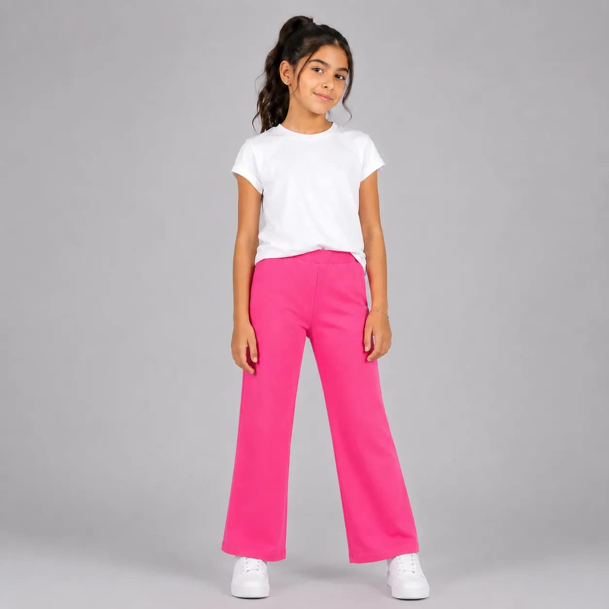 Pantalon enfant rose confortable et stylé pour fille, coupe moderne, tissu doux et élastique, idéal pour toutes saisons.