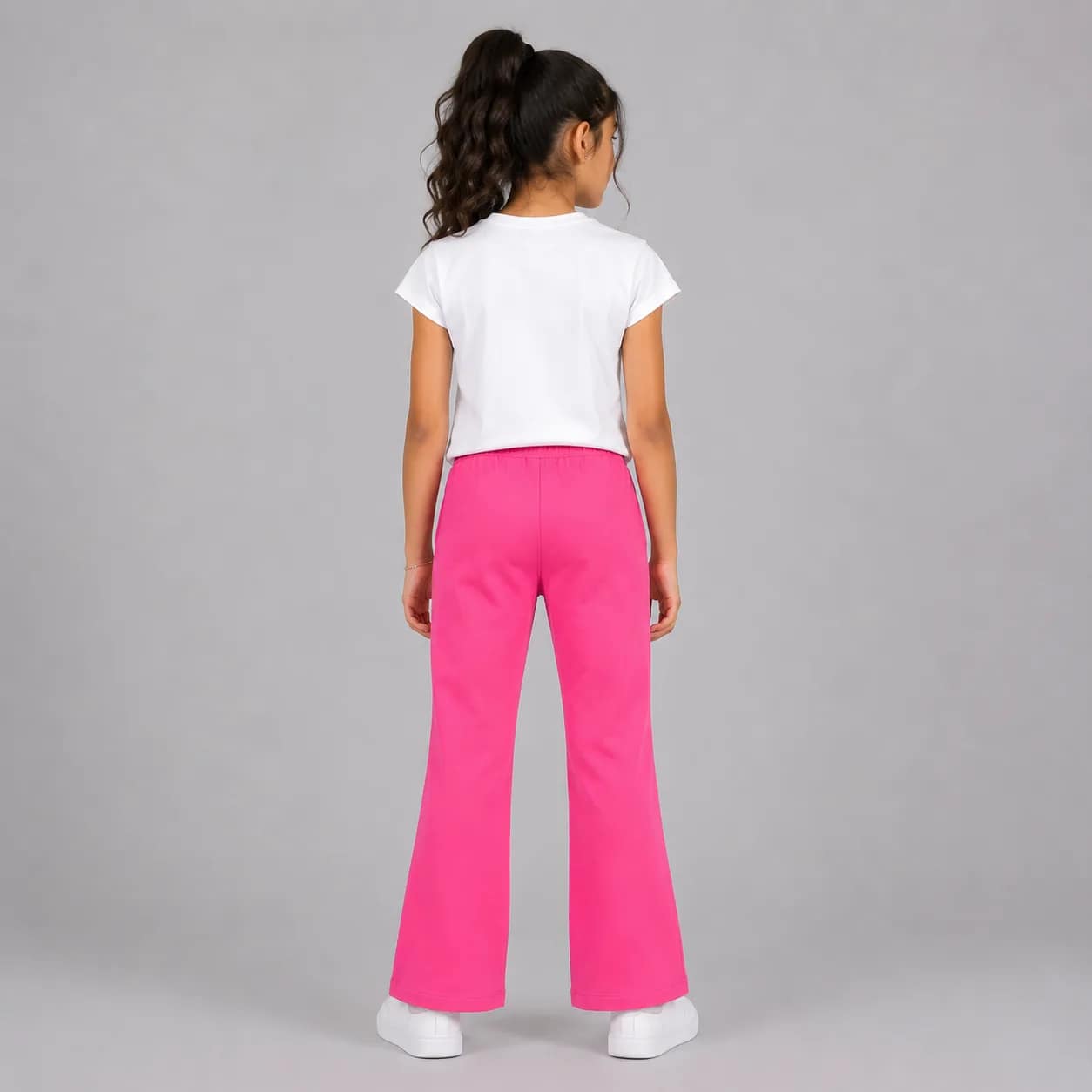 Pantalon enfant rose confortable et stylé pour fille, coupe moderne, idéal pour le quotidien et les sorties élégantes.