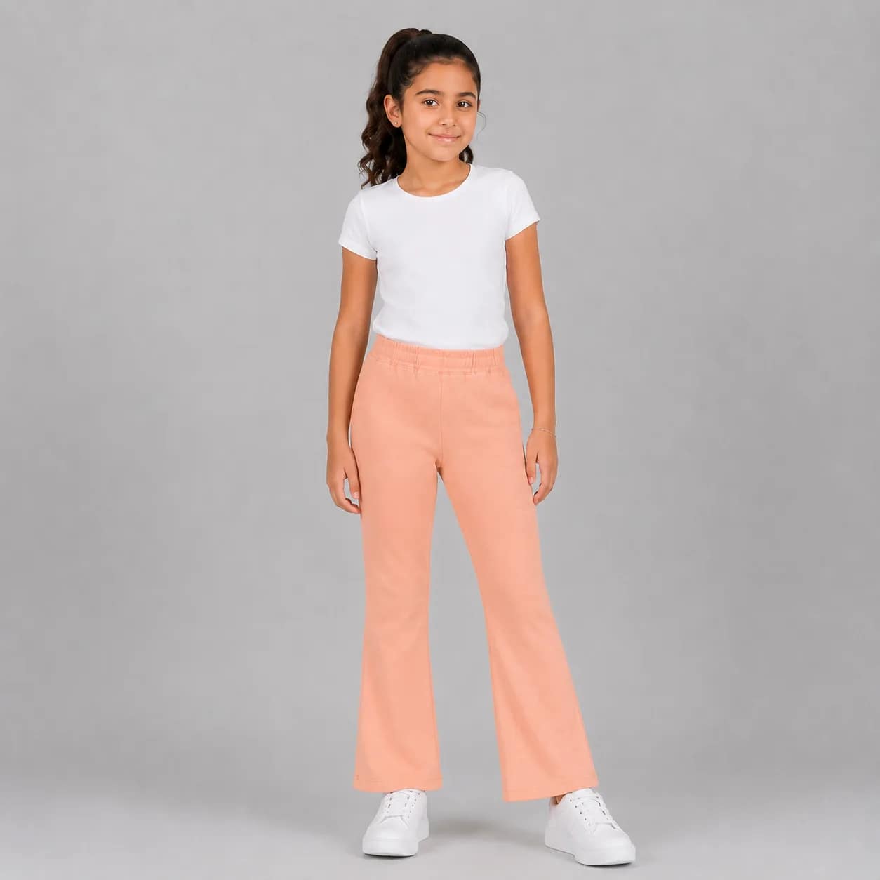 Pantalon évasé fille confortable, coupe ample, tissu doux, couleur unie, idéal pour tenues décontractées enfants.