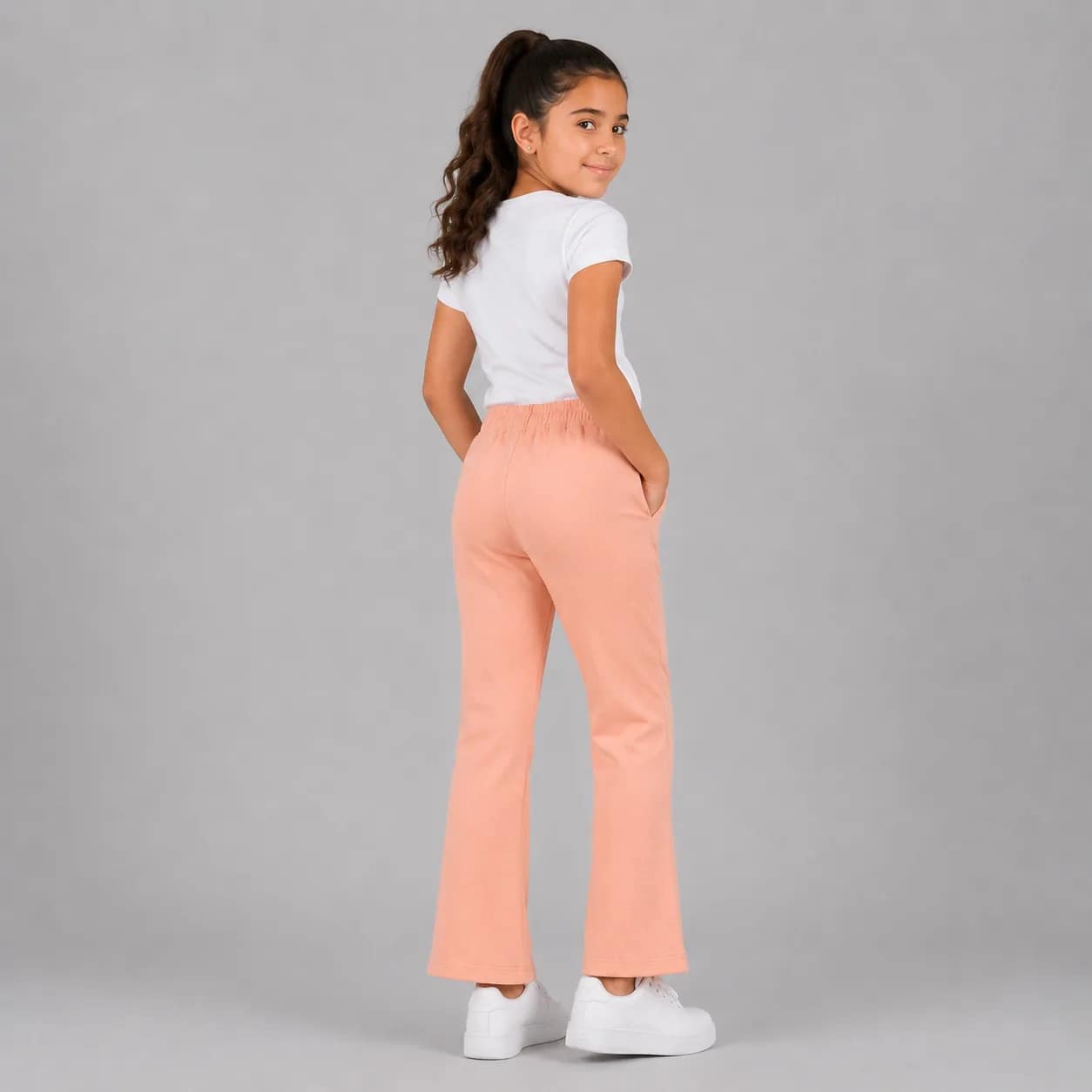 Pantalon évasé fille confortable en coton bleu, taille élastique, coupe ample, idéal pour tenues décontractées.