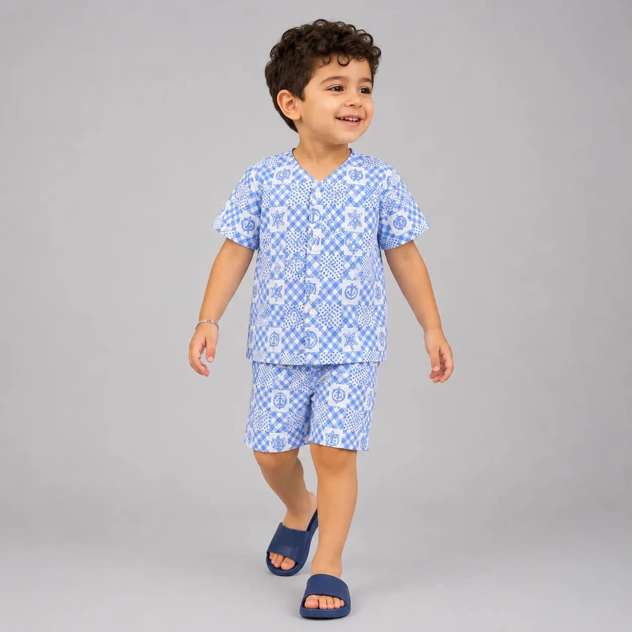 pyjama2 Ensemble bleu garçon motifs ludiques, veste et pantalon assortis, couleurs vives, idéal pour sorties décontractées