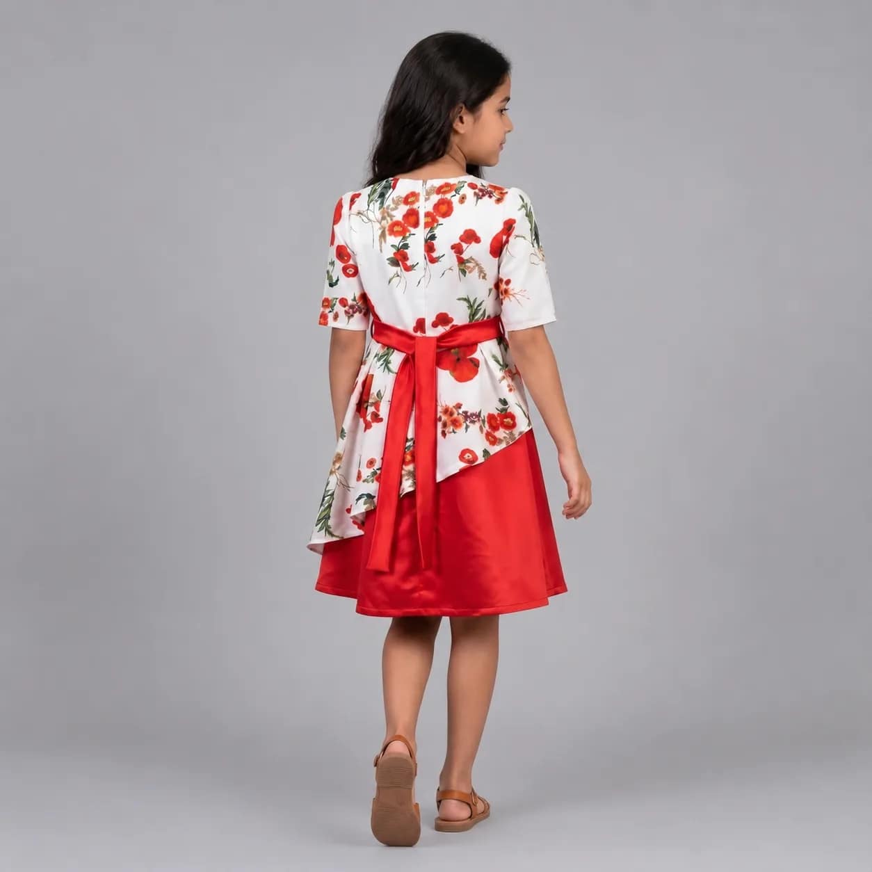 robe fleuri rouge (3) Robe fleurie avec sac assorti pour fille, élégante et colorée, idéale pour les occasions spéciales et sorties estivales.