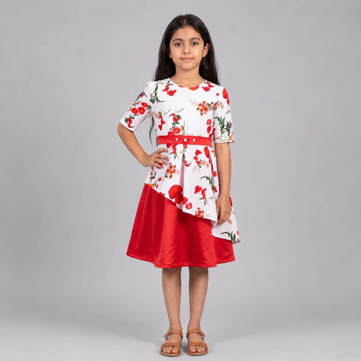 robe fleuri rouge (5) Robe fleurie avec sac assorti pour fille, élégante et colorée, idéale pour occasions spéciales et sorties estivales.