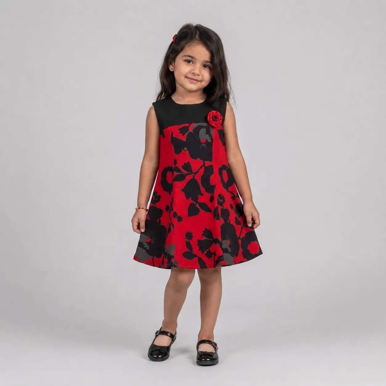 Robe volantée à imprimé fleurs pour fille, manches courtes, tissu léger, motif floral coloré, idéale pour l'été.