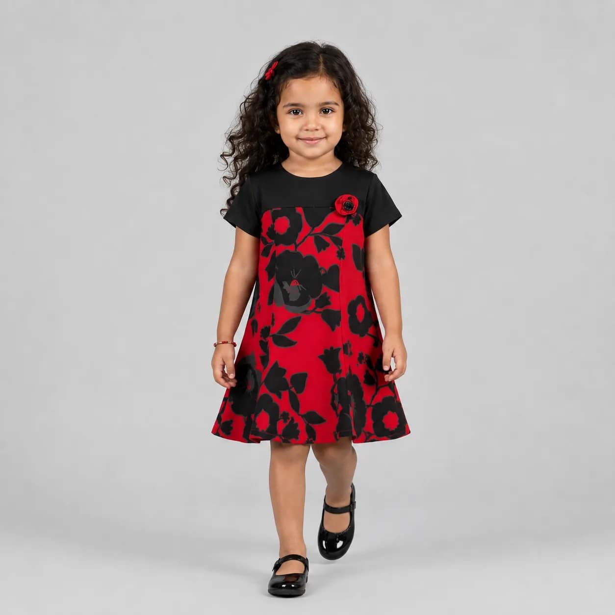 robe rouge noir v2 Robe volantée fille rouge à fleurs, manches courtes, col rond, tissu léger, idéale pour l'été et les occasions spéciales.
