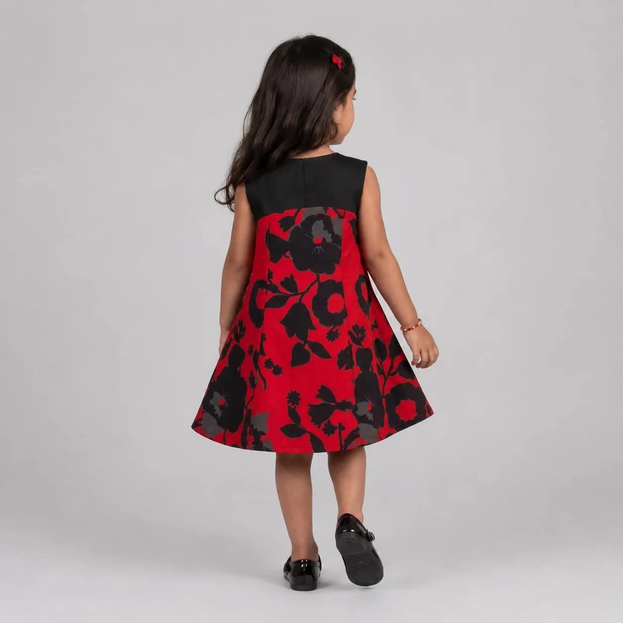 Robe volantée à imprimé fleurs pour fille, manches courtes, motif floral coloré, idéal pour l'été et occasions spéciales.