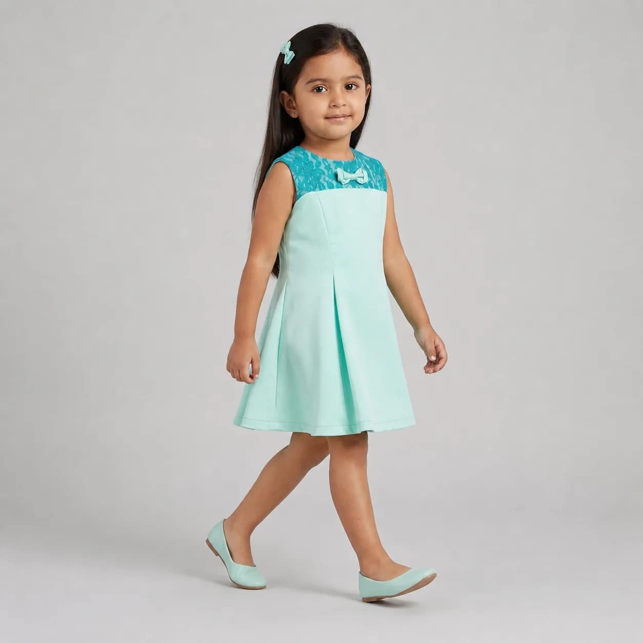 robe verte valentino Robe de cérémonie fille verte en satin élégante avec jupe évasée et détails délicats, parfaite pour occasions spéciales.