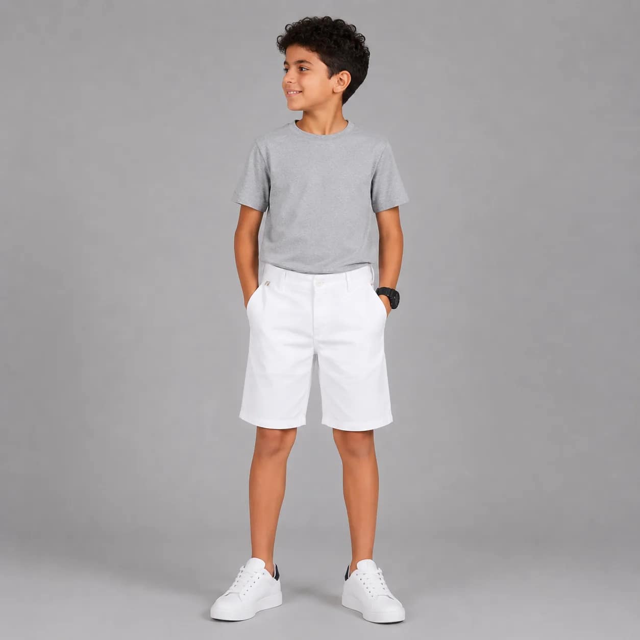 short blanche Short garçon blanc élégant en coton, coupe décontractée, taille ajustable, poches latérales, style estival polyvalent