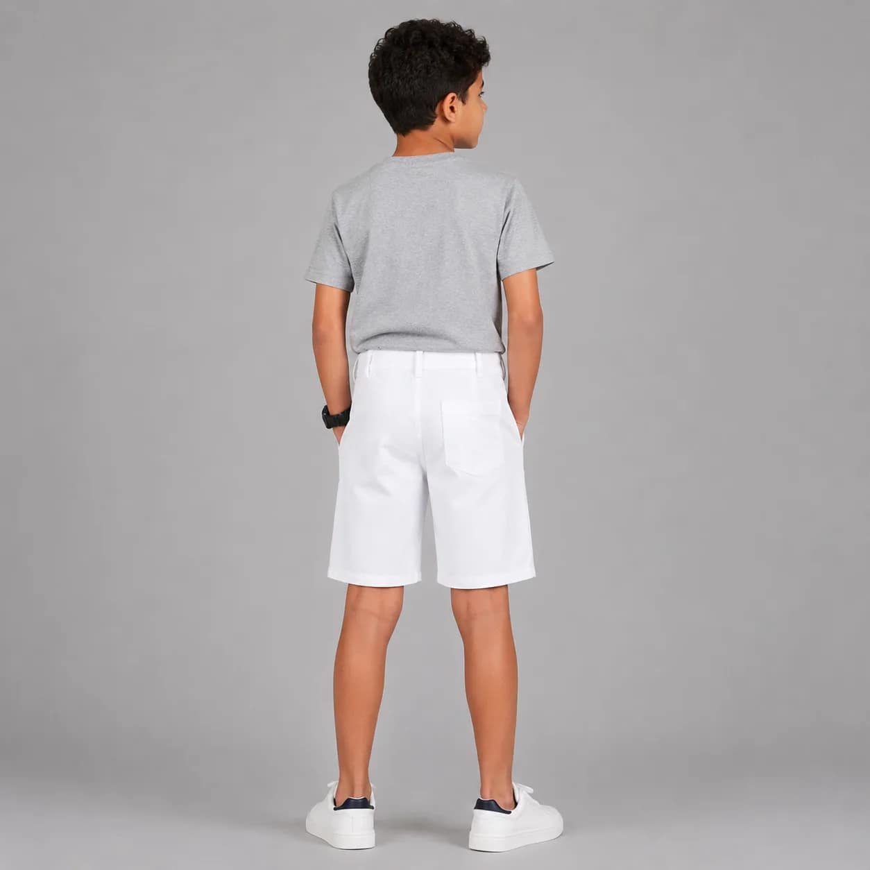 short blanche1 Short garçon blanc élégant en coton, coupe décontractée, taille ajustable, poches latérales, idéal pour l'été.
