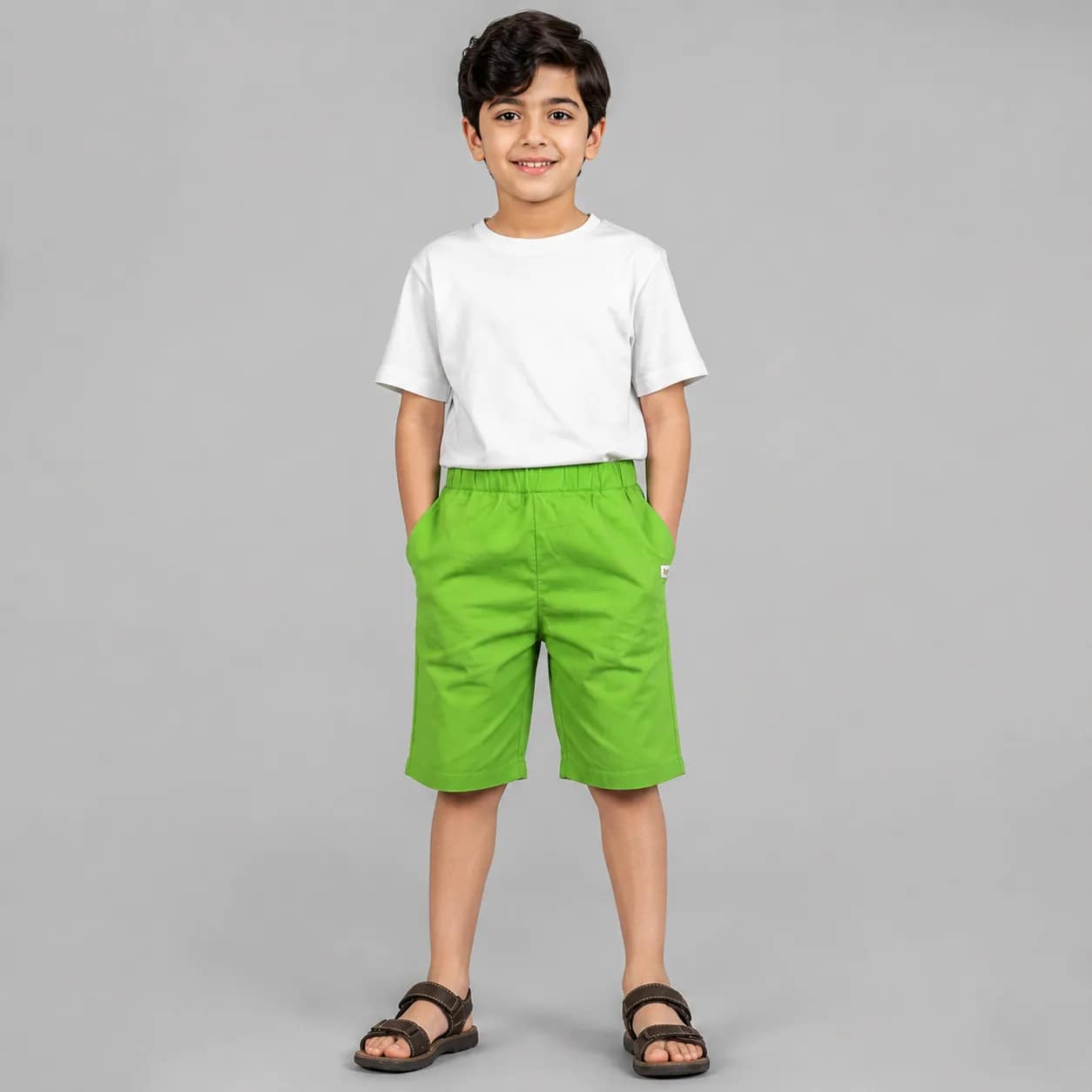 شورت فتى أخضر زاهي مع coupe confortable et tissu léger pour l'été