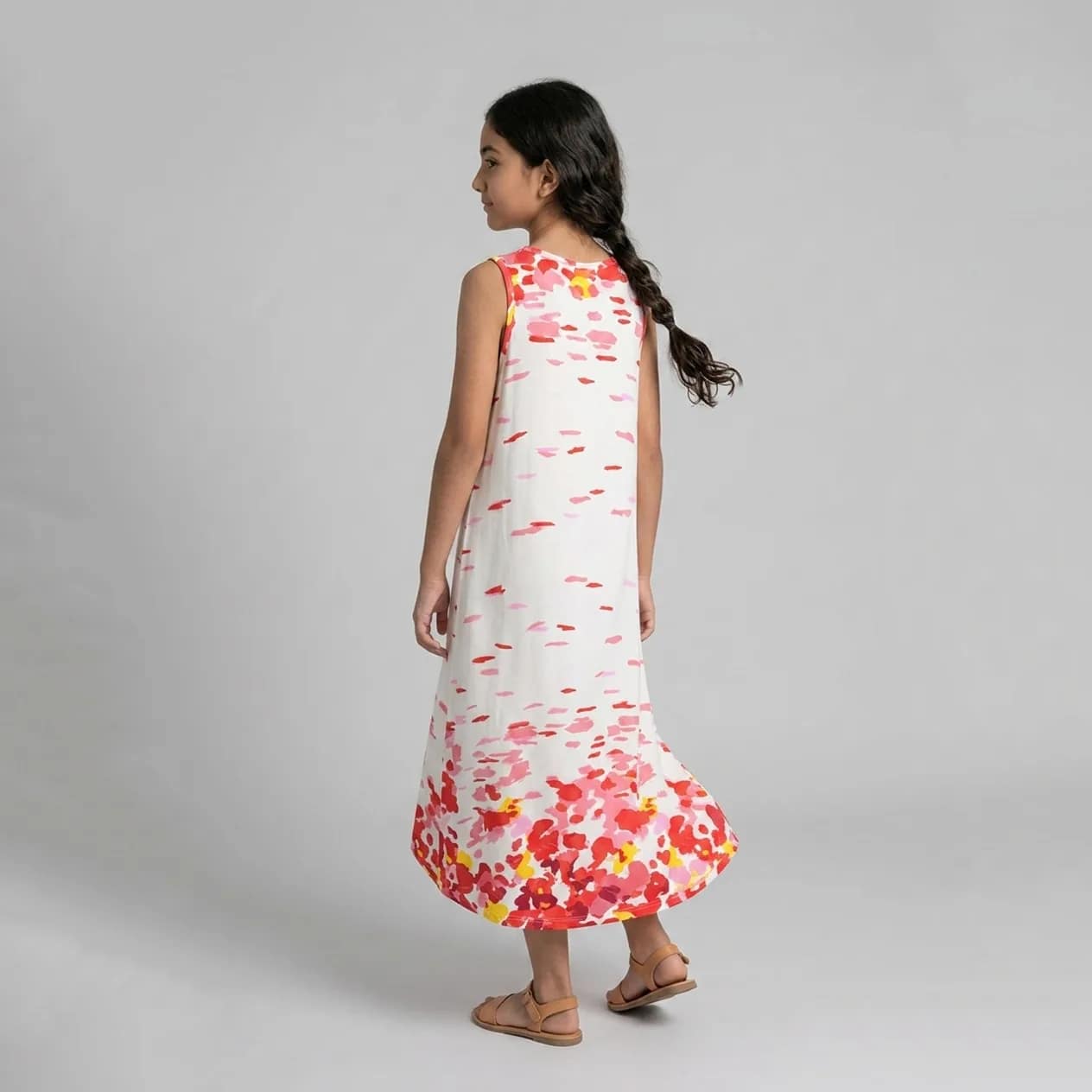 robe blanche multicouleurs 122 فستان فتاة مطبوع ملون صيفي avec motifs floraux, coupe légère et bretelles fines pour un look estival vibrant.