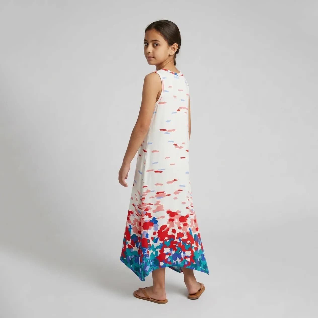robe blanche multicouleurs 141 فستان فتاة بنمط ملون صيفي بأ couleurs vives, sans manches, idéal pour une tenue estivale élégante et confortable.