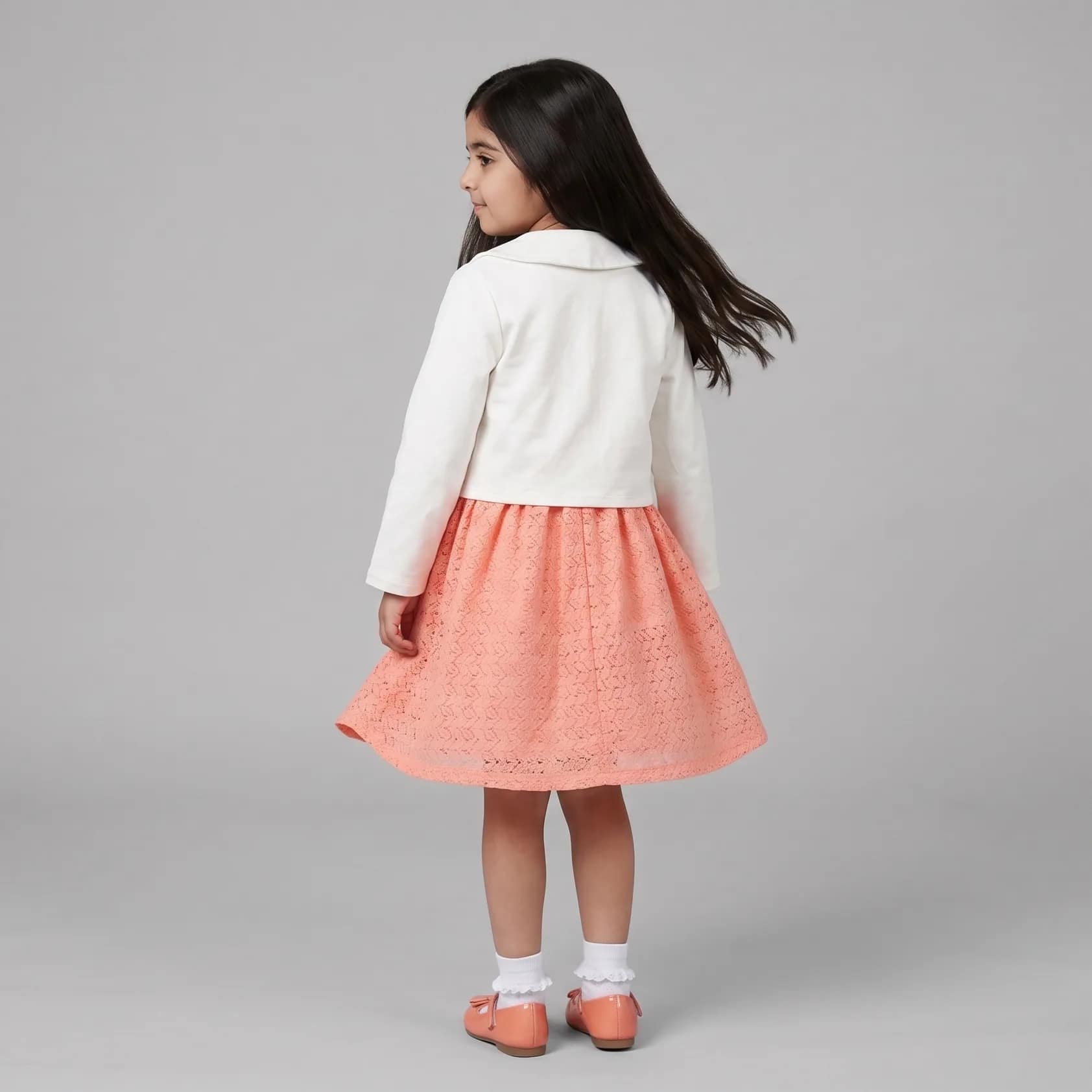 robe saumon2 Robe fille élégante avec cardigan blanc, ensemble chic pour occasions spéciales, robe rose et cardigan blanc raffiné.