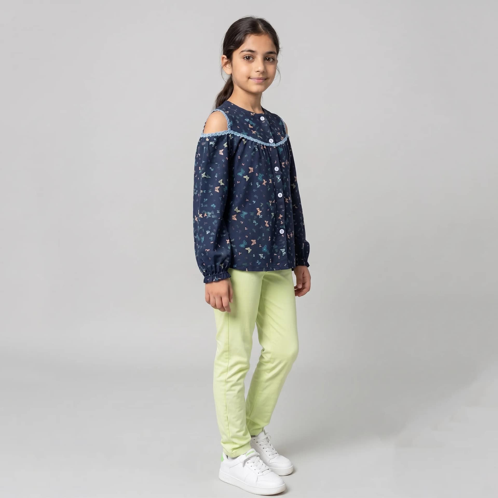 chemise bleumarin fleuri pantalon pistache2 Ensemble chemise et pantalon pour fille en coton rose à motifs floraux, manches longues, taille élastique, look élégant.