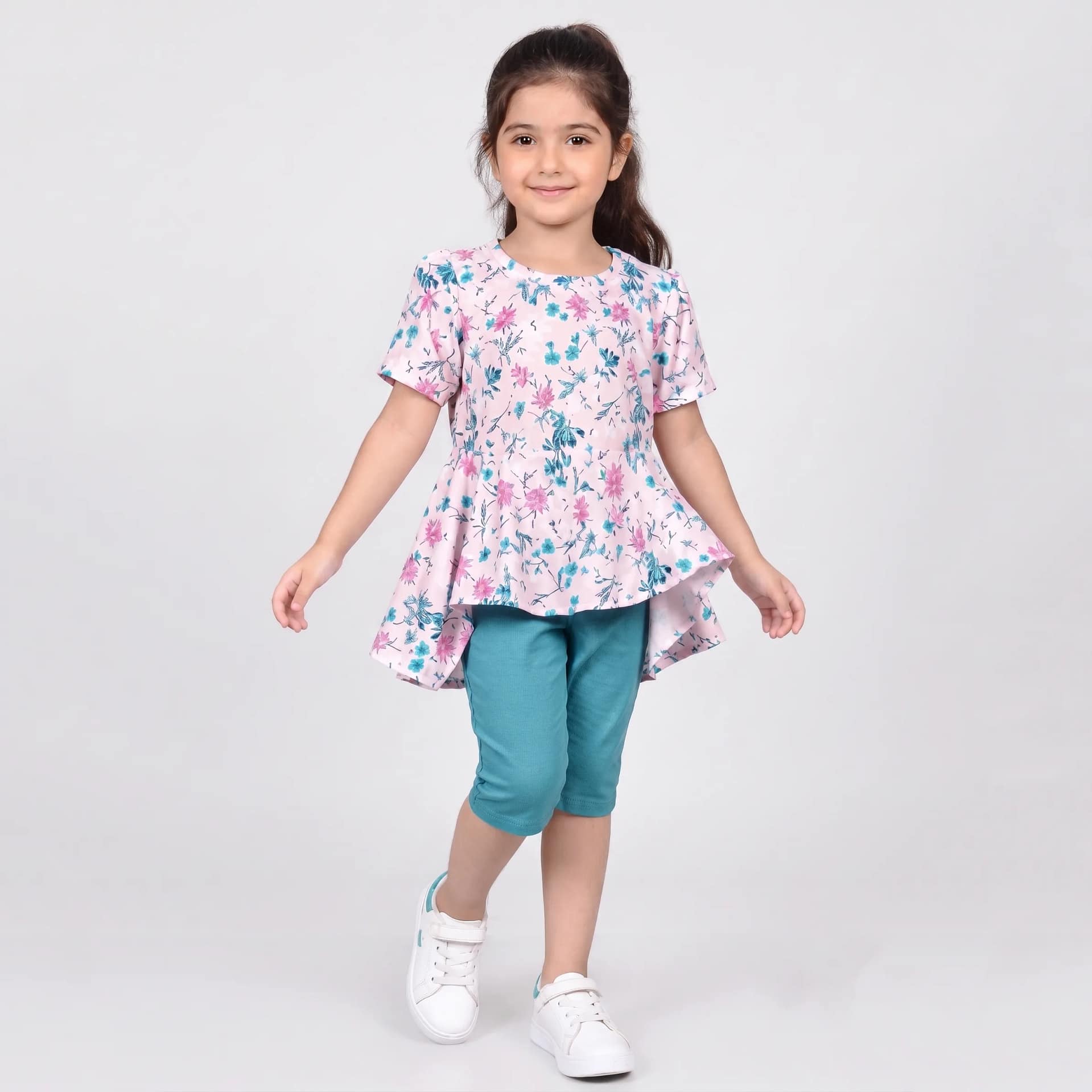 Ensemble Fille Floral et Confortable avec motifs fleuris colorés, manches courtes, parfait pour l'été et occasions décontr...