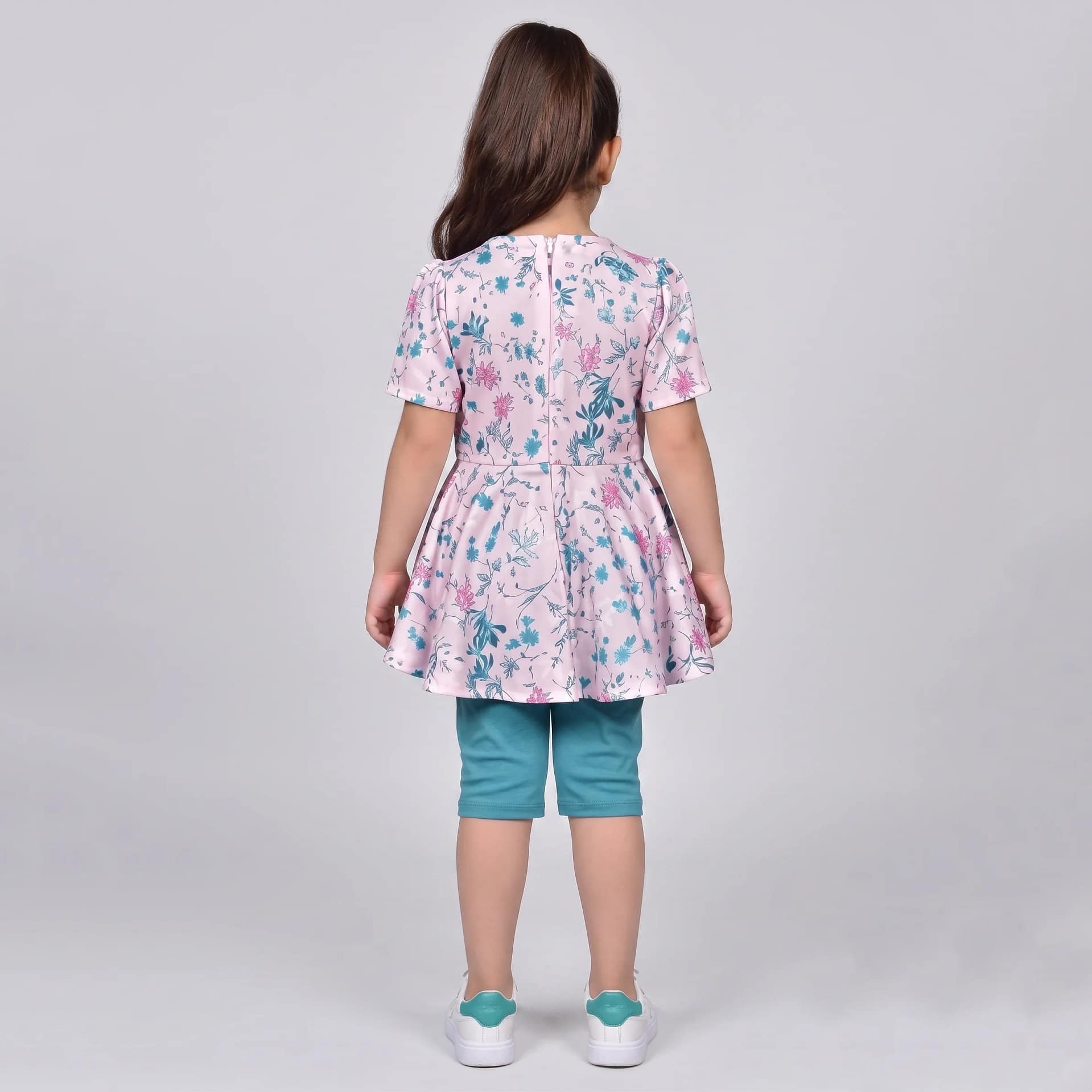 Ensemble Fille Floral et Confortable, motif floral coloré, tissu doux, idéal pour tenues décontractées et élégantes.