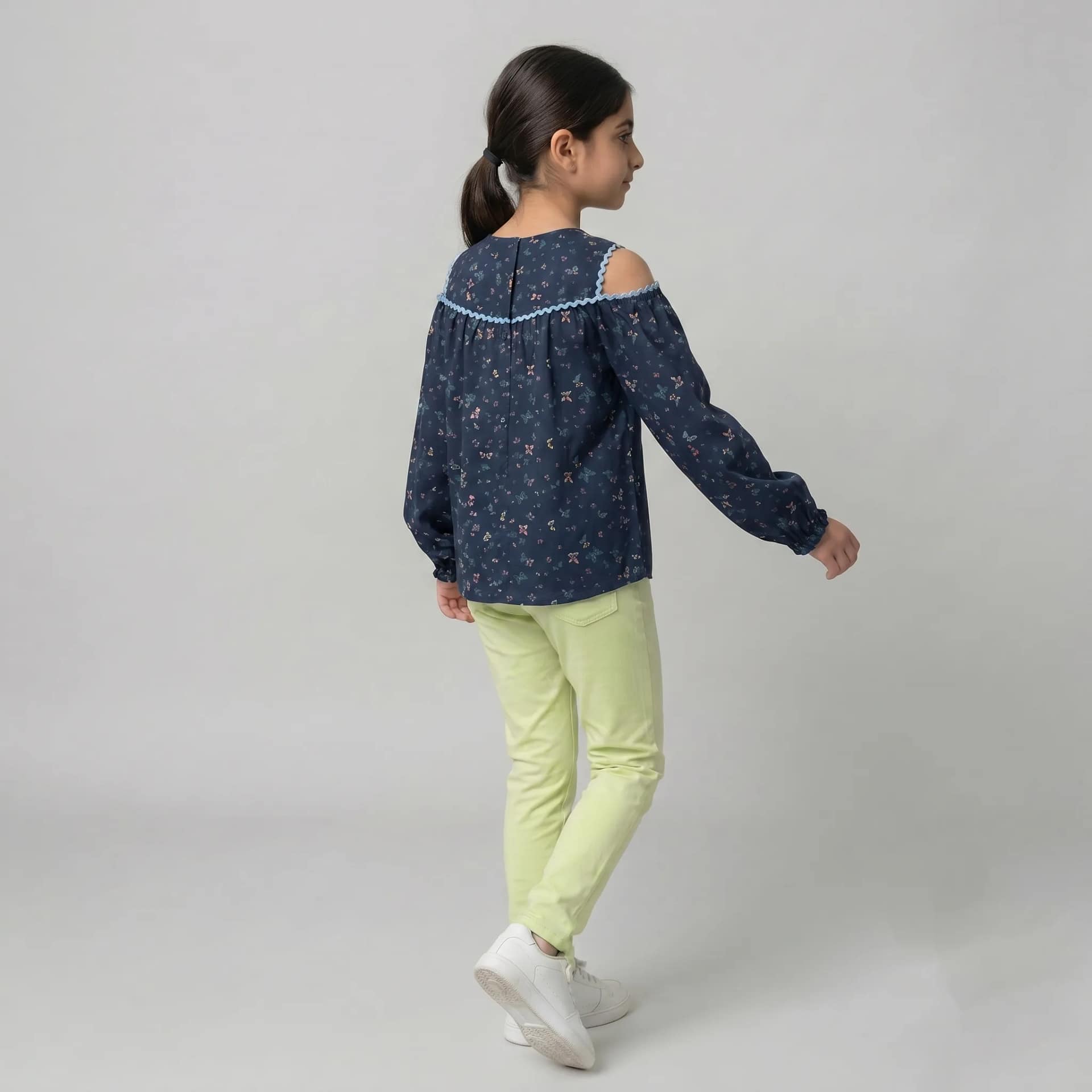 chemise bleumarin fleuri pantalon pistache3 Ensemble chemise et pantalon pour fille, couleurs vives, chemise à motifs floraux, pantalon uni, style casual élégant.