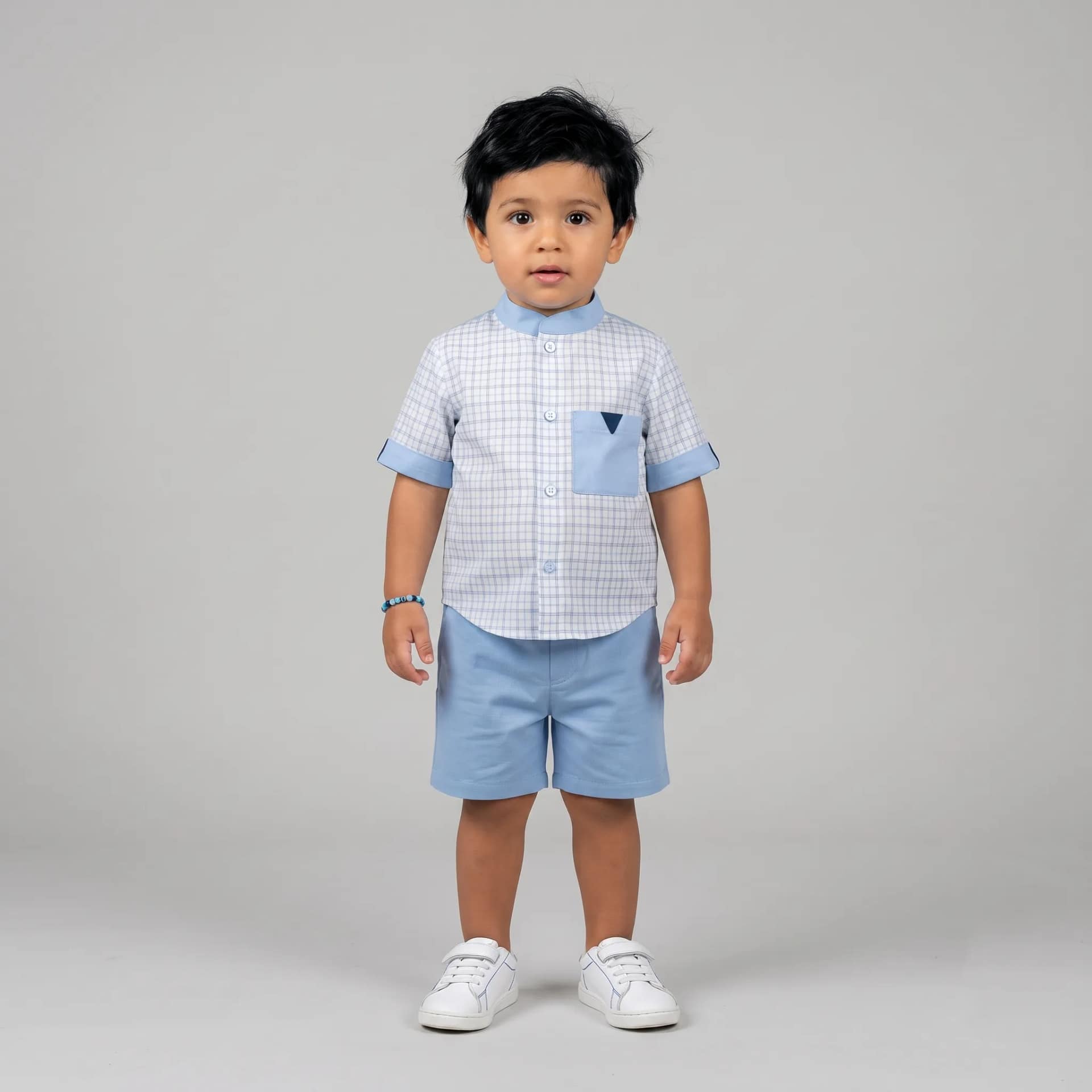 ensemble bleu ciel Ensemble chemise et short garçon élégant, chemise blanche à manches courtes et short bleu, mode enfant chic.