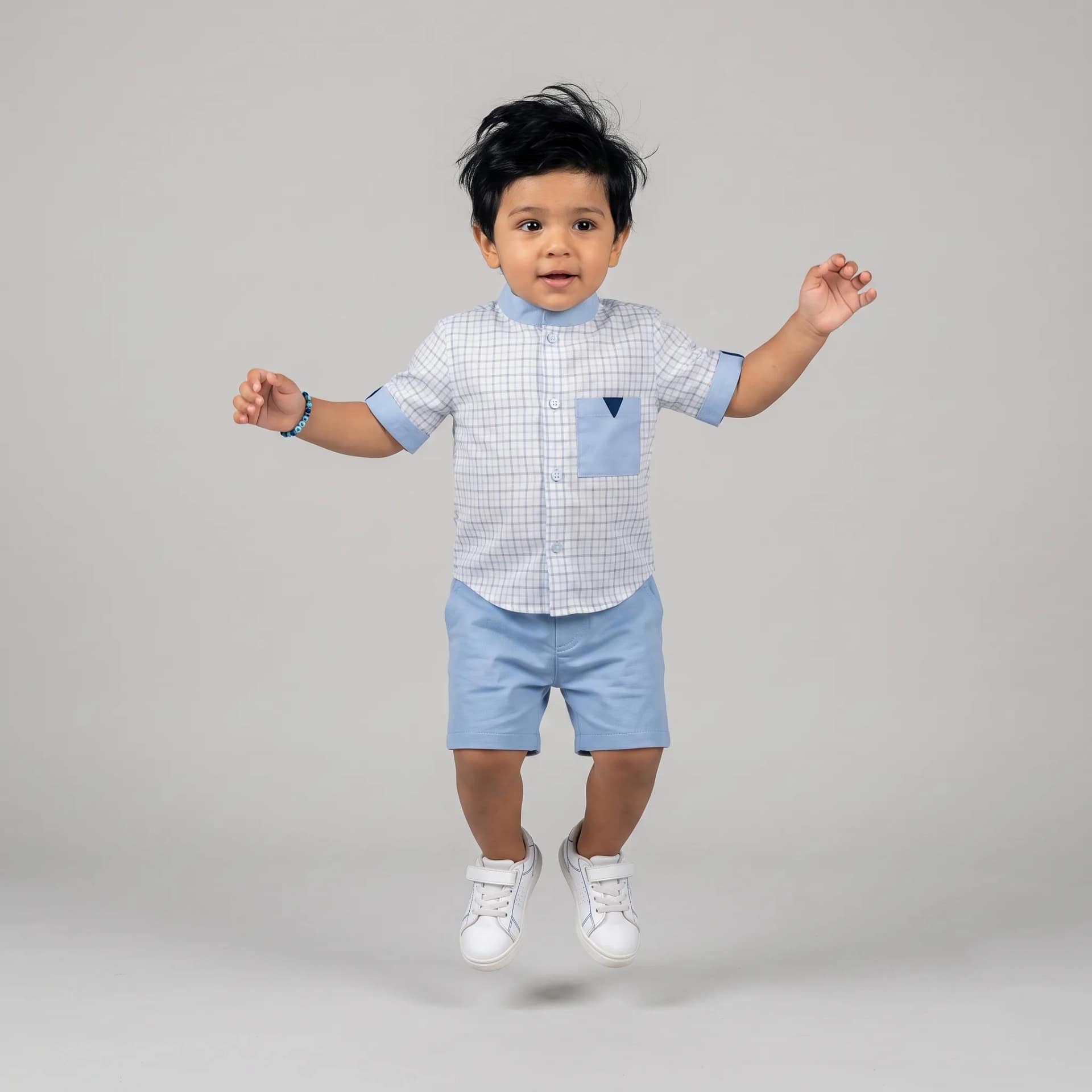ensemble bleu ciel2 Ensemble chemise et short garçon élégant bleu à motif, manches courtes, idéal pour occasions spéciales ou sorties estivales