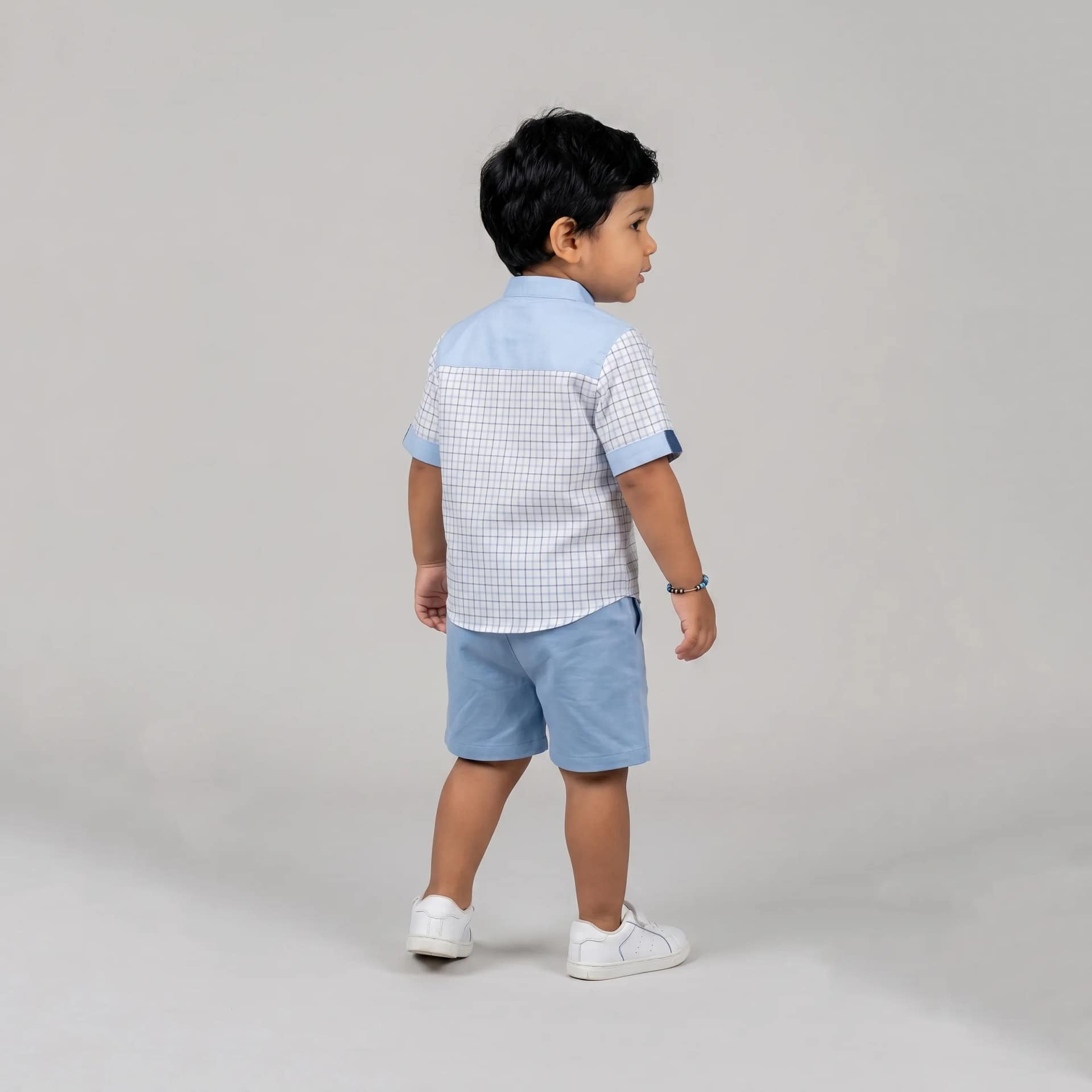 ensemble bleu ciel3 Ensemble chemise et short garçon élégant, couleur bleu marine avec motifs, parfait pour occasions spéciales et sorties est...
