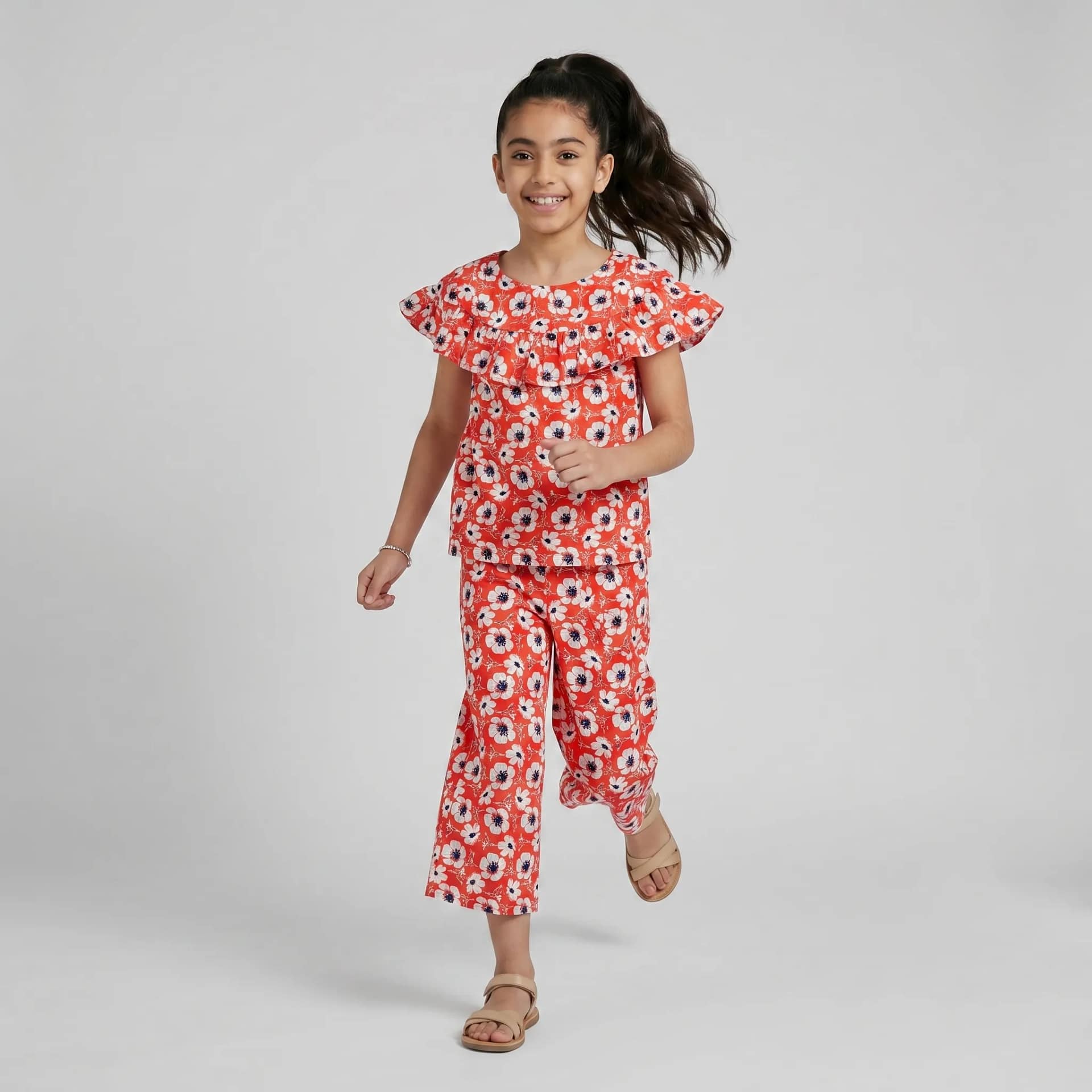 ensemble fleuri rouge1 Ensemble Fille Rouge à Motifs Floraux avec robe à manches courtes et jupe évasée, tissu léger et coloré.