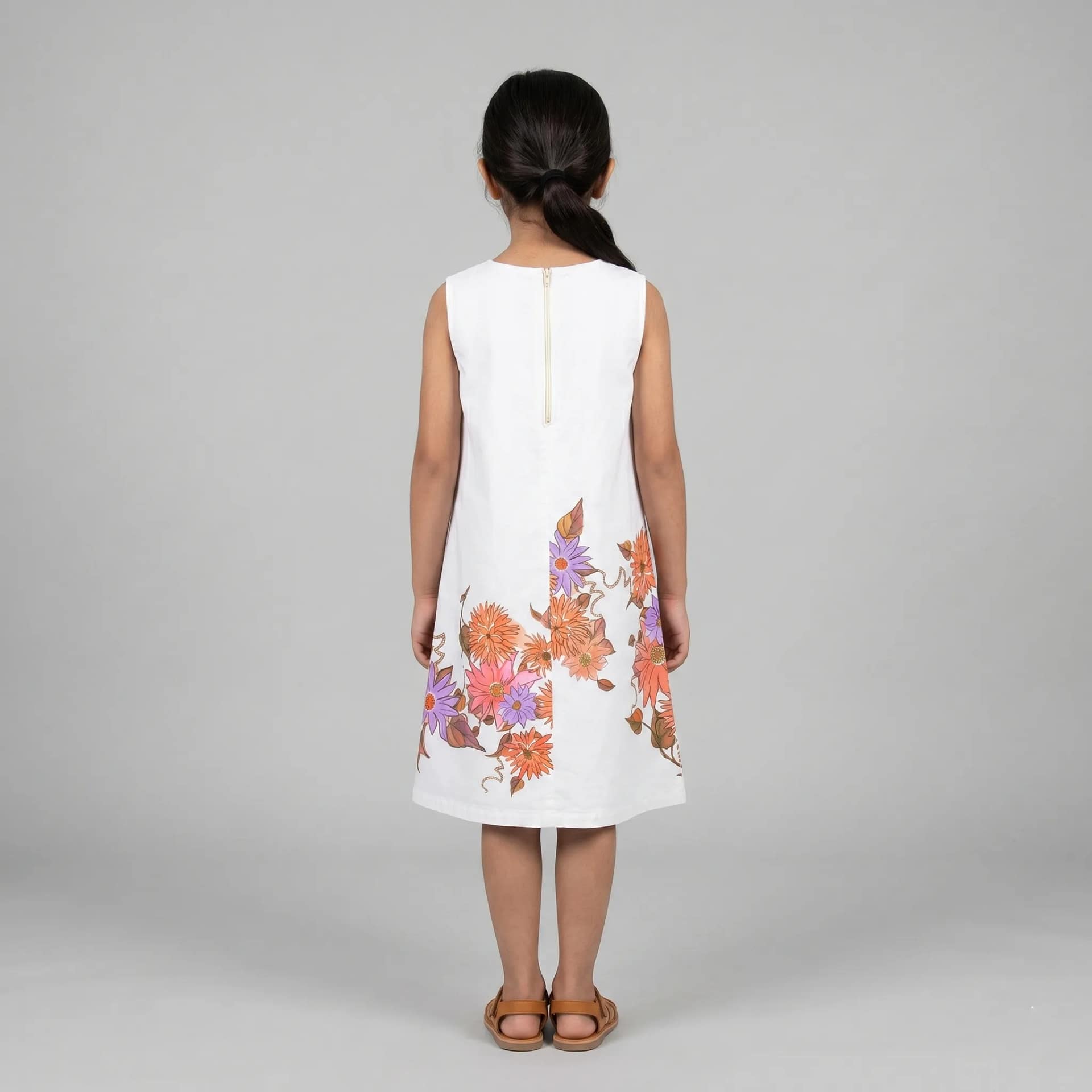 robe blanche fleuri 2 Robe trapèze fleurie en coton pour fille, motif floral coloré, coupe évasée, idéale pour occasions estivales