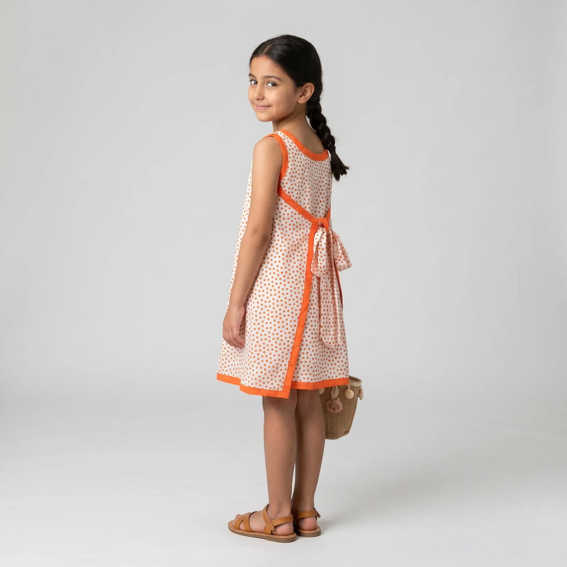 robe orange Robe d’été fille à pois orange, manches courtes, tissu léger, idéale pour la saison estivale, motif ludique.