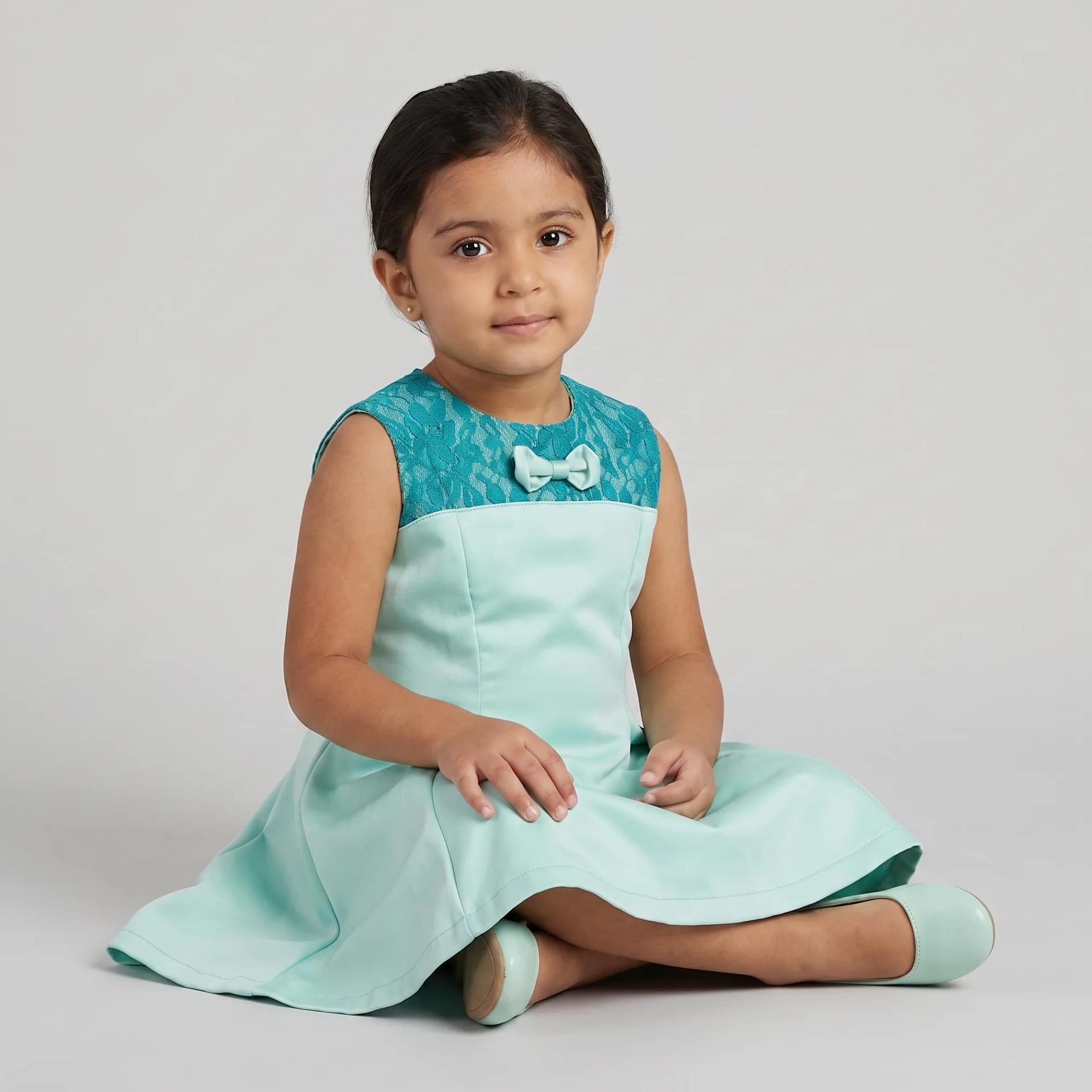 robe verte valentino1 Robe de fête verte en satin pour filles, élégante et fluide, avec détails délicats et coupe raffinée.