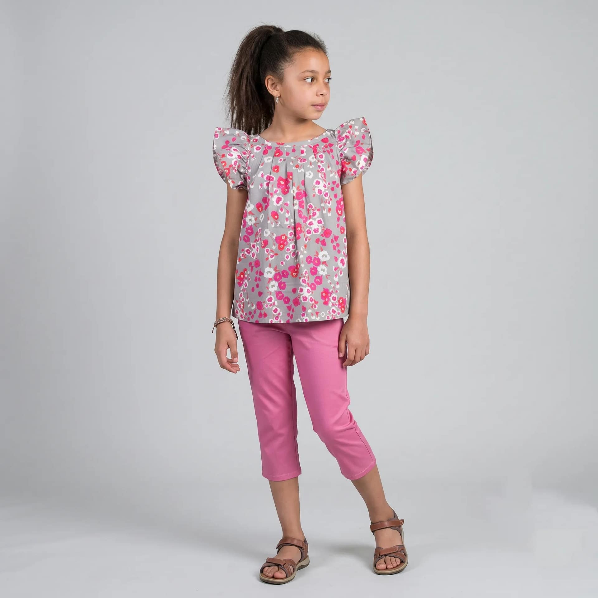tunique fleuri Top fille à manches papillon fleuri avec motifs colorés, coupe légère et estivale, idéal pour tenues décontractées.