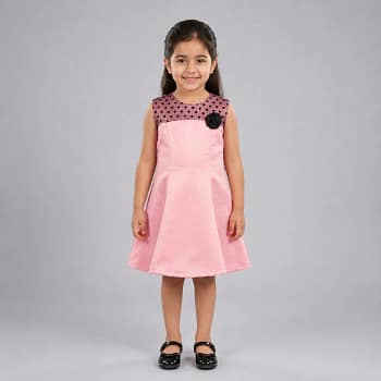 Robe chic fille rose volantée en satin, manches courtes, jupe évasée, idéale pour occasions spéciales.
